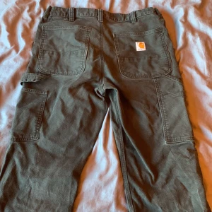 Carhart byxor  - Carrhart carpentar dubble knee. 34x30 Sitter baggy 