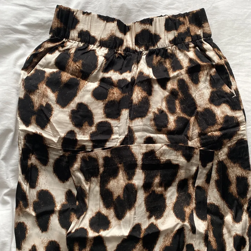 Ett par coola mjukisbyxor i silke i mönstret leopard, extremt bekväma i matrialet men tyvärr för små! Knappt använda🤩. Jeans & Byxor.