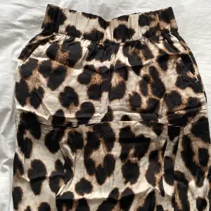 Ett par coola mjukisbyxor i silke i mönstret leopard, extremt bekväma i matrialet men tyvärr för små! Knappt använda🤩