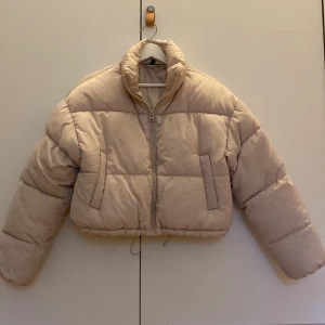 Vinterjacka - Jacka från H&M, perfekt som vinterjacka. jättebra skick eftersom jag använt den max 2 gånger. I storlek xs och ganska croppad. Har även snörning längst ner så man kan dra åt den om man vill. 100kr + frakt💕
