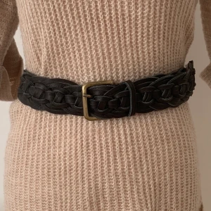 Svart bälte - Oanvänd svart bälte för 90kr. Kan frakta men kan också mötas upp och lämna över i Trollhättan, Mellerud, Vänersborg och Uddevalla. :)