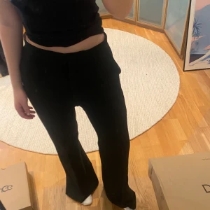 Kostymbyxor - Perfekta kostymbyxor från Hm, knappt använda💛 Storlek 38 men sitter mer lågmidjat på mig som brukar ha strl 36/34🫶🏻