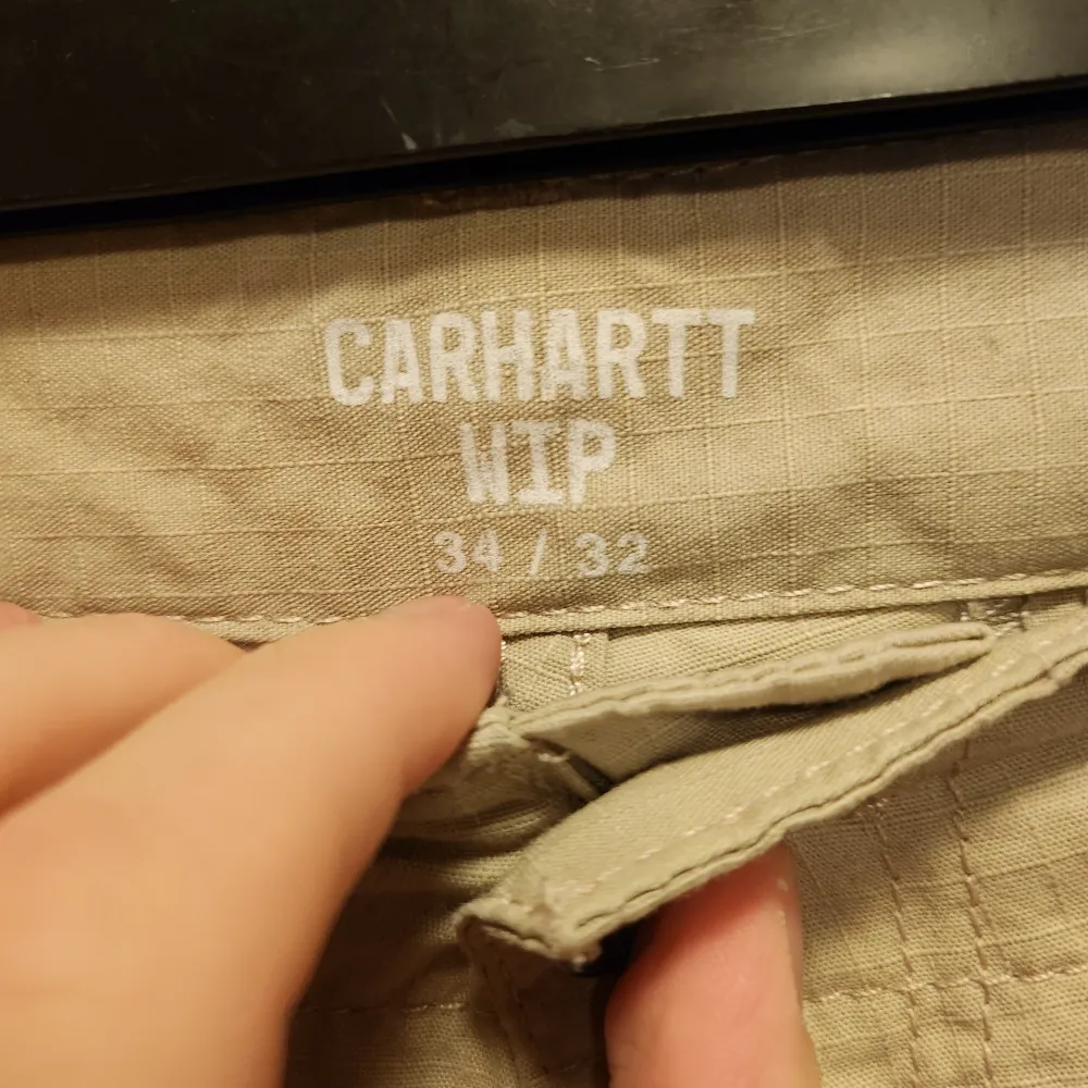 Carhartt Cargo byxor, storlek 34/32, sparsamt använda, har sidfickor. Jeans & Byxor.