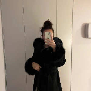 Pälskappa - Äkta päls Storlek S Pälsen går att ta av på både luvan och armarna  Helt ny