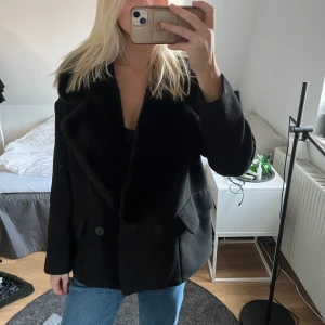 pälskappa zara - sjukt snygg jacka/kappa med pälskrage från zara💕