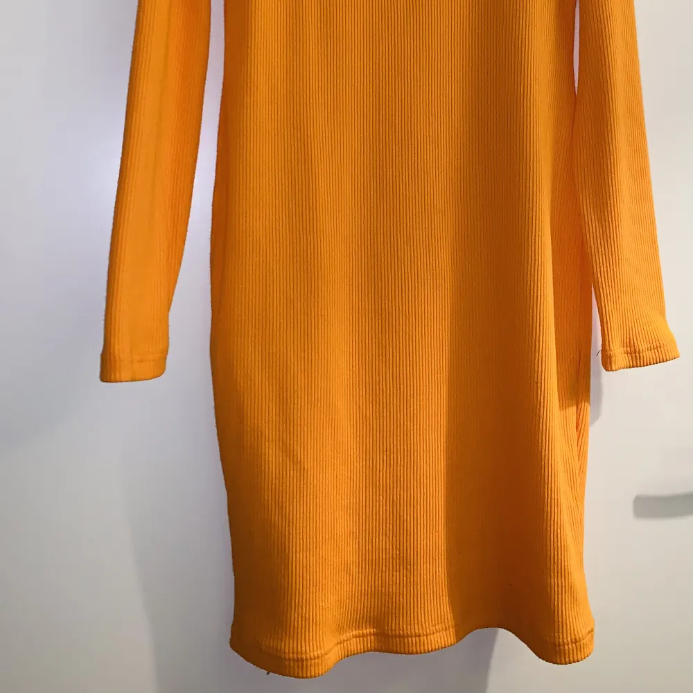 Orange klänning, oanvänd. Ny pris 299kr. Klänningar.