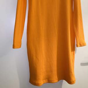 Orange klänning, oanvänd. Ny pris 299kr