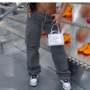 Cargobyxor  - Från Bershka. Använd typ två gånger. Mörkgråa, lite oversized