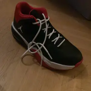 Jordan Max aura 3, original pris 1,300+ Säljes för 700! knappt använda, bra skick och väldigt sköna att spela i men dom passar ej mig längre därför att jag slutade spela sen ville jag börja igen men passar ej nu! 