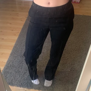 Svarta kostymbyxor  - Svarta lågmidjade kostymbyxor ifrån weekday med fickor där bak🥰👌🏼 