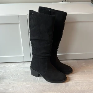 Boots - Jättesnygga knähöga boots från märket ”S. Oliver”. Aldrig använda! Storlek 39.