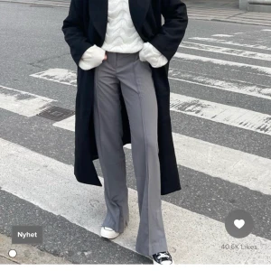 Gråa kostymbyxor - Så snygga kostymbyxor från NA-KD som tyvärr är för små för mig. Knappt använda så i väldigt bra skick. Nypris ligger på 539kr. Köparen står för frakt!