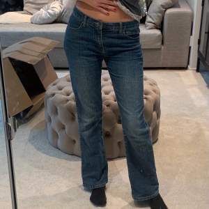 Säljer dessa lågmidjade bootcut jeans som inte kommer till användning💓💕💕 Jag är 170cm