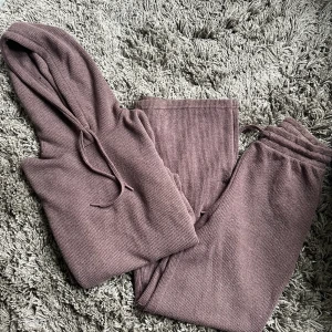 Brunt sett med utsvängda byxor och hoodie  - Fint skick, brunt, båda delarna är i XS. 