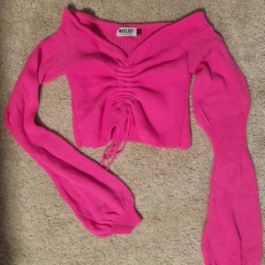 Rosa topp stl XS - Säljer denna neonrosa off shoulder topp i stl XS. Aldrig använd.  Köparen står för frakten