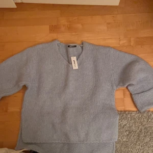 Blå stickad tröja - Ljusblå stickad tröja från Gina, aldrig använd. Xs oversized men passar mig som är m också. 