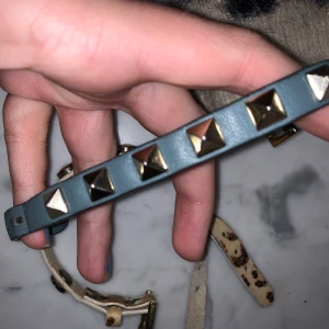 Armband  - Säljer båda dessa armband, valentino armbandet 1300kr och det andra 300kr⭐️⭐️