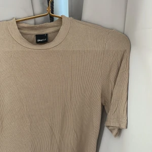 Beige T-shirt  - Från Gina! Väldigt mjuk i materialet 🤎