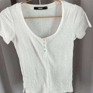 Ribbad T-shirt 🤍 - Ribbad T-shirt som tyvärr är för liten 🤍 använd men i fint skick!