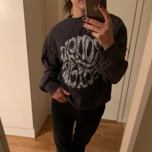 Grå sweatshirt  - Sweatshirt från rough studios! Nypris ca 1700kr