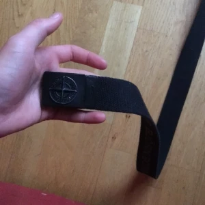 Stone island bälte  - Har ett Stone island bälte. 2 år gammalt och har använt det 6 gånger ksk. Nypris 1200 men säljer för 500kr