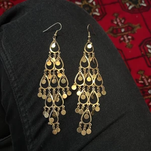 Guldiga stora långa öronhängen  - Utmärkt skick. Använd en gång. 