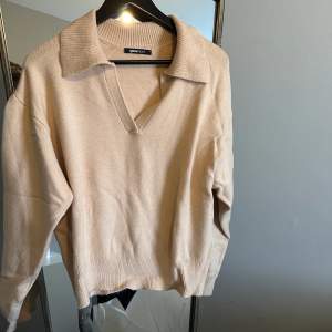 Säljer min stickade tröja köpt från Gina Tricot. Säljer den för 150kr, färg - Beige/Gula