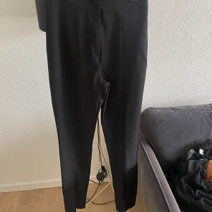 Kostym byxor storlek 34  - Aldrig använda. Slits på båda benen