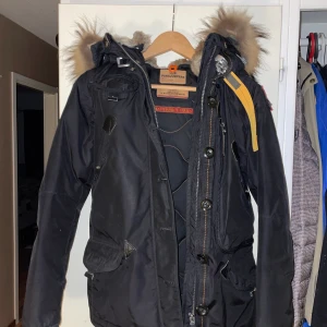 Vinterjacka - Jacka strl XXS men är som en XS, sytt i ryggen men syns knappt när jackan e på men därav nersänkt pris. Varm till vinter säljer för att jag ej använder längre