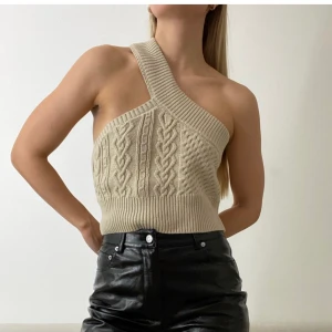 Beige stickad topp - En beige stickad topp från NA-KD som inte används längre pga jag inte anser att den passar mig längre + köparen står för frakt📦