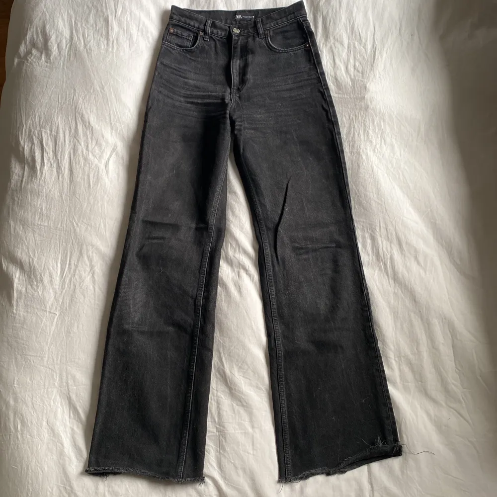 Ett par jättefina svarta zara jeans i modellen 90’s full length i en urtvättad svart färg. Om fler bilder önskas är det bara att skriva! 🫶🏼. Jeans & Byxor.