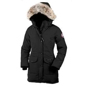 canada goose jacka - säljer canada goose jacka dam! I storlek M med lappar kvar, säljs för 3500kr eller 3000kr vid snabbäffär ! Passar storlek S oxå❤️❤️