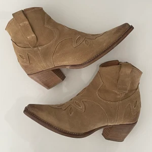 Western boots - mocka - Från det danska märket Bukela.  I mocka, tillverkade i Italien Storlek 37 Köpta för 2499kr