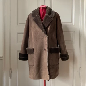 Fodrad vinterkappa   - Superfint vintage brun fodrad kappa i mjuk ”fejkmocka”. Felfritt skick. Varm och skön! Perfekta vinterjackan. Storlek 38 S/M. Pris går att diskutera  