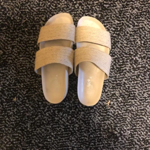 Tofflor - Detta är ett par tofflor som man kan ha som inneskor och ute på sommaren i storlek 36