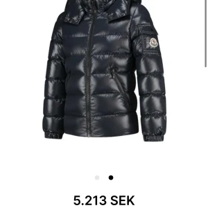 Moncler jacka - Jackan är barn stl för 14 år , passar xs/s, exakt samma modell som vanliga dam jackor . Använd max 10 gånger. Köpt för 5600 förra året ja e 172 lång modellen bady. Har såklart kvittot. Jackan är som ny! 