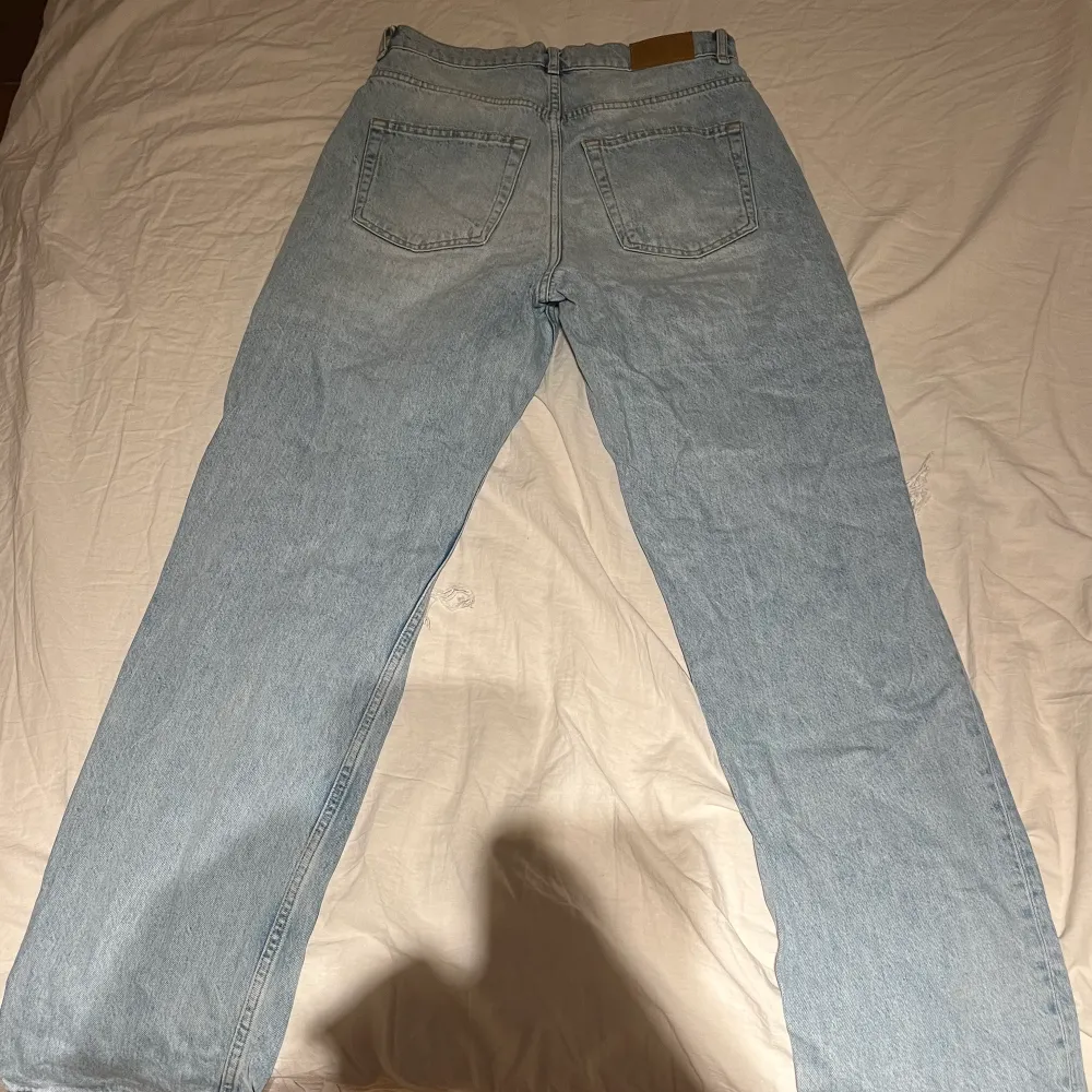 SÄLJS INTE LÄNGRE I BUTIK! 90s tall jeans säljer jag nu då dom inte passar och inte kommer till användning. Bara använd ganska fåtal gånger alltså ganska nya. Köptes för ungefär 500-600kr nypris . Jeans & Byxor.