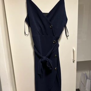 Klänningar  - Klänningar använda endast en gång, nytt skick. Storlek 40.  100kr styck.  Köparen står för frakten.