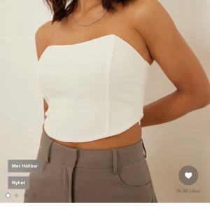 Vit korsett topp - Jättefin korsett topp från nakd. Använd en gång så ser ut som ny. Slutsåld på nakd. Frakt tillkommer!💕