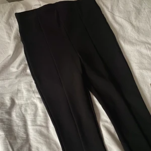 H&M - Jättefina svarta kostymbyxor från hm med slits, aldrig använda då dom var för små På mig