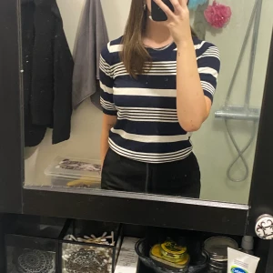Randig t-shirt - Superfin marinblå och vitrandig tröja från Lindex, lite mer finstickat material, alltså inte vanlig bomulls t-shirt. köpt för rätt längesen men den har inte kommit till användning tyvärr🥰