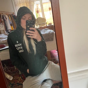 4 your eyez only tour hoodie  - Gör en intressekoll på min hoodie, köpt på hans konsert i Stockholm 2017. Den är supermjuk och gosig, men används inte lika flitigt som den förtjänar. Färgen på bild 3 stämmer bäst överens med verkligheten. Fint skick! Nypris ca 800.