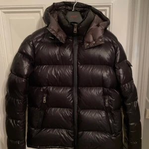 Jätte snygg moncler jacka stl 3 (L) (50) - Säljer min jätte snygga moncler zin jacka. Den är identisk med maya modellen bara att den har en inbyggd väst/zip up krage som man kan ta bort eller sätta på när som helst. Kan sänka pris vid snabbaffär Använd i en säsong  Kvitto finns på Mail 