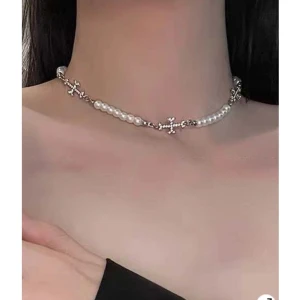 Pärl halsband  - Halsband från hemsidan Emmiol Orginal pris är 100kr. Jag säljer för 80+ 13kr frakt 