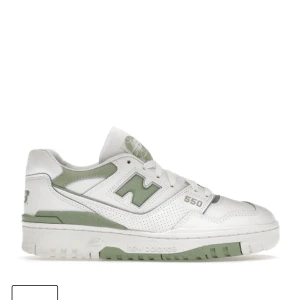 Helt nya new balance 550 mint green  - Helt nya new balance 550 white mint green! Aldrig använda vart förvarade i lådan som de kom i. Köpte fel storlek och hoppas dom kommer till användning någon annanstans!!  Köpes för 2.699 kr