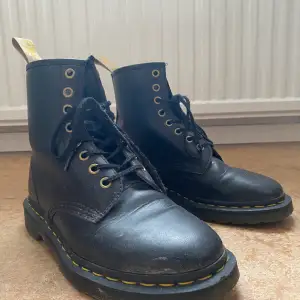 Selling my vegan dr. martens because i don’t wear them enough. They are in good condition, i bought them a year ago. They will be fully cleaned before shipment!