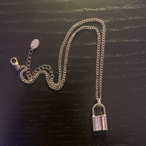 Silver smycke - Ett jätte fint silver smycke som är rostfritt, använder det tyvär inte längre för jag tycker inte den passar min stil