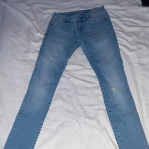 Low waist jeans CROCKER - Vintage jeans andvända av min mamma på 2005-2010. Inga fläckar. Orginal knapp. "CROCKER hit low". Storlek 28/34 men passar xs/s. Köparen betalar frakten. 