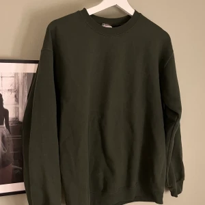 Jerzees sweatshirt  - Säljer denna sweatshirten som jag köpt begagnat i butiken humana för 300kr. Mycket bra skick. Storleken som står på lappen är oklar men jag som brukar bära storlek S skulle säga att den även sitter som en S. 💕