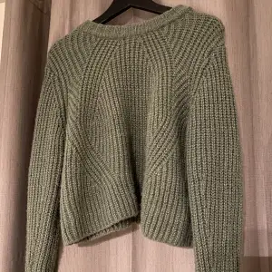 Säljer denna mysig stickade gröna tröja då den inte kommer till någon användning💕❤️